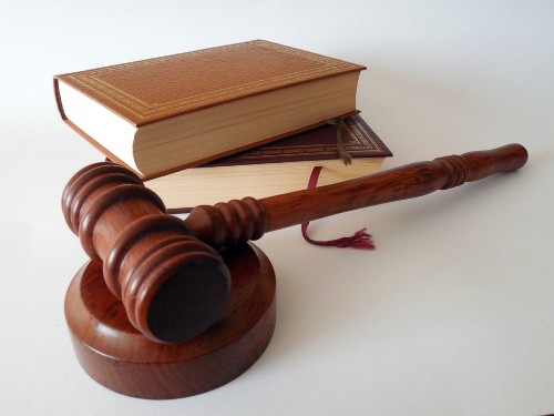 So sánh giữa ban pháp chế nội bộ và dịch vụ pháp lý thường xuyên của các Công ty Luật
