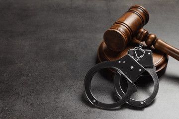 Phân biệt quyền hạn giám đốc thẩm và tái thẩm